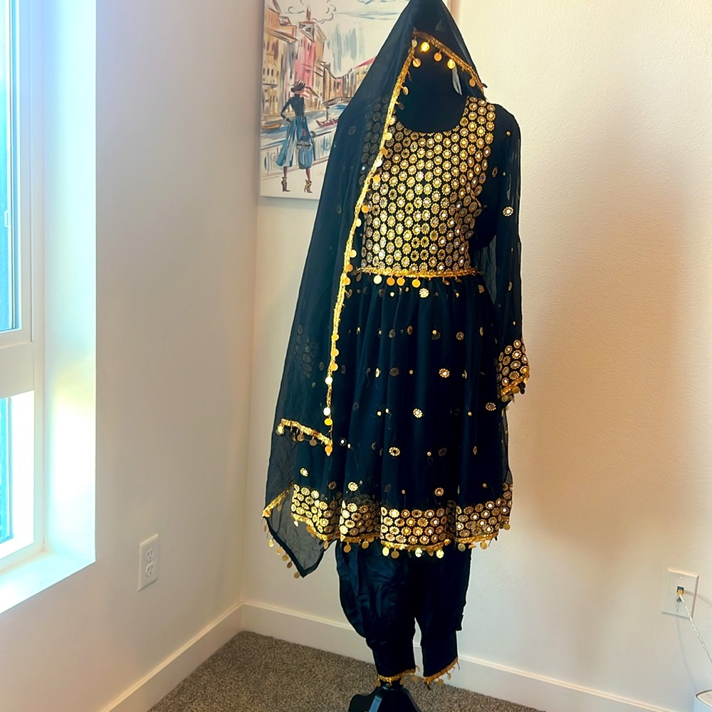 🖤Beautiful dress with scarf and pants in  black color, brand new,